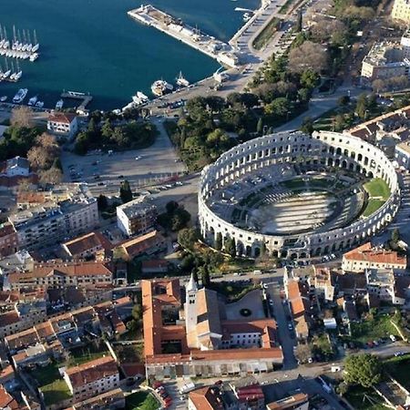 Appartement In Pula Mit Terrasse, Garten Und Grill Štinjan Kültér fotó