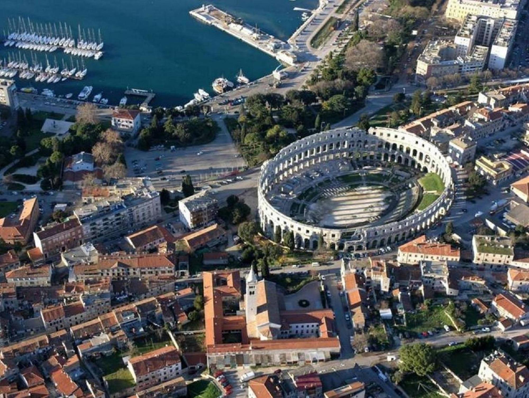 Appartement In Pula Mit Terrasse, Garten Und Grill Štinjan Kültér fotó